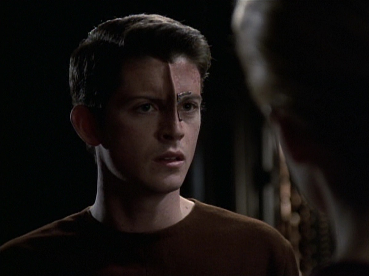 extant_StarTrek_VOY_6x19-ChildsPlay_00686.jpg