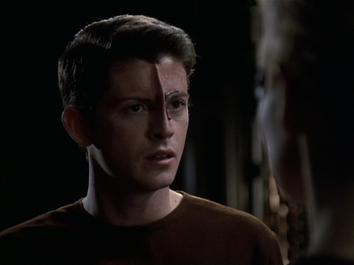 extant_StarTrek_VOY_6x19-ChildsPlay_00696.jpg