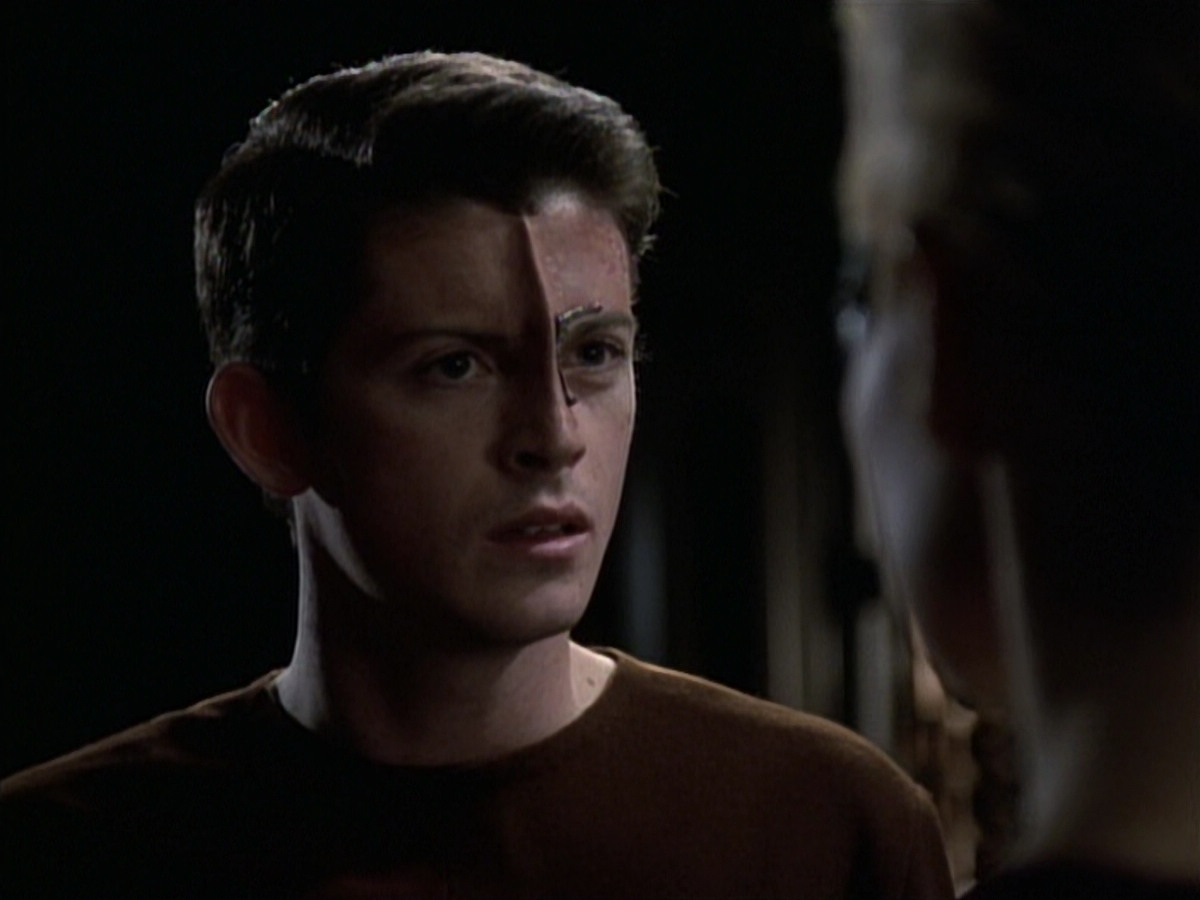 extant_StarTrek_VOY_6x19-ChildsPlay_00697.jpg