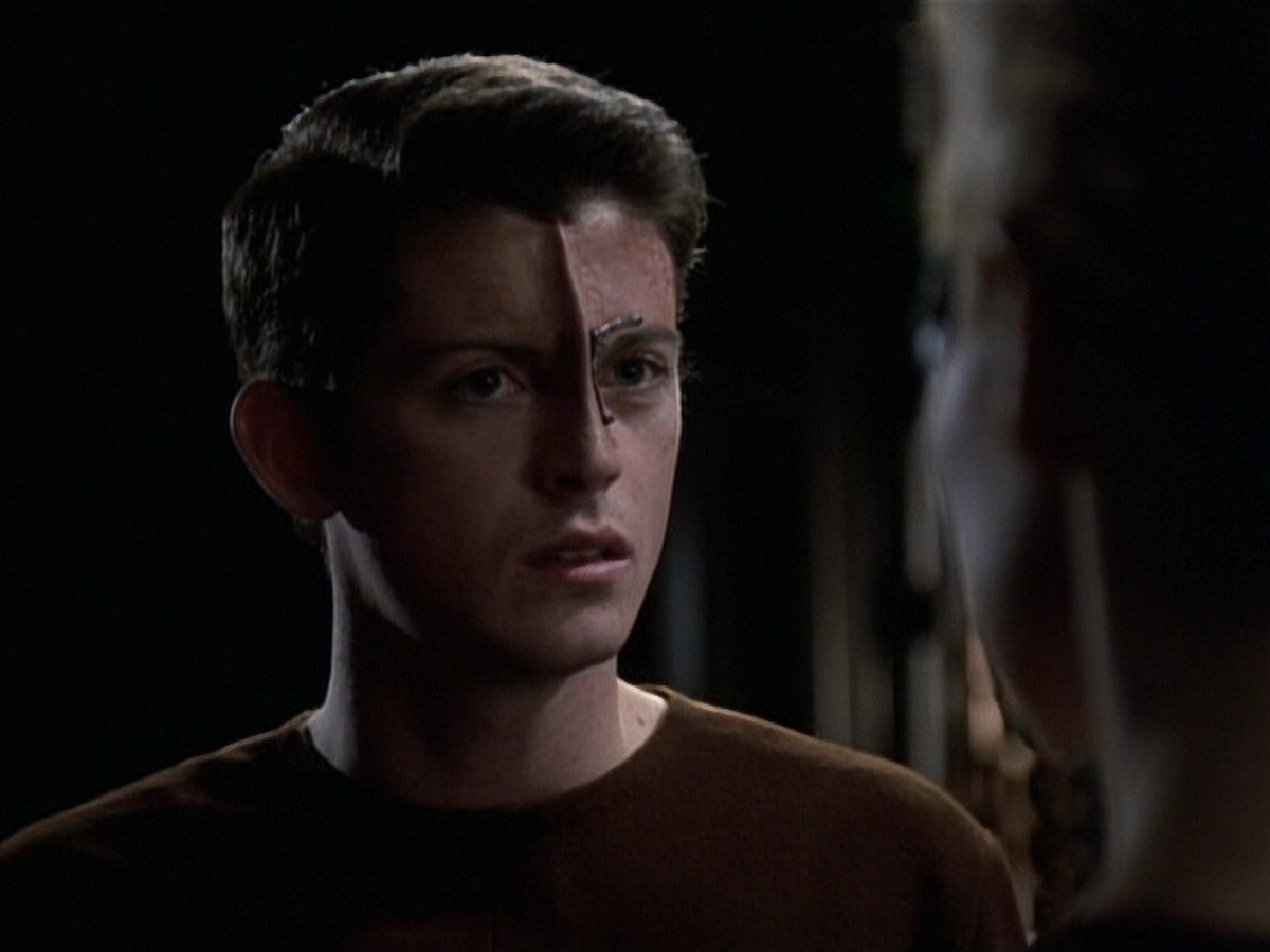 extant_StarTrek_VOY_6x19-ChildsPlay_00702.jpg