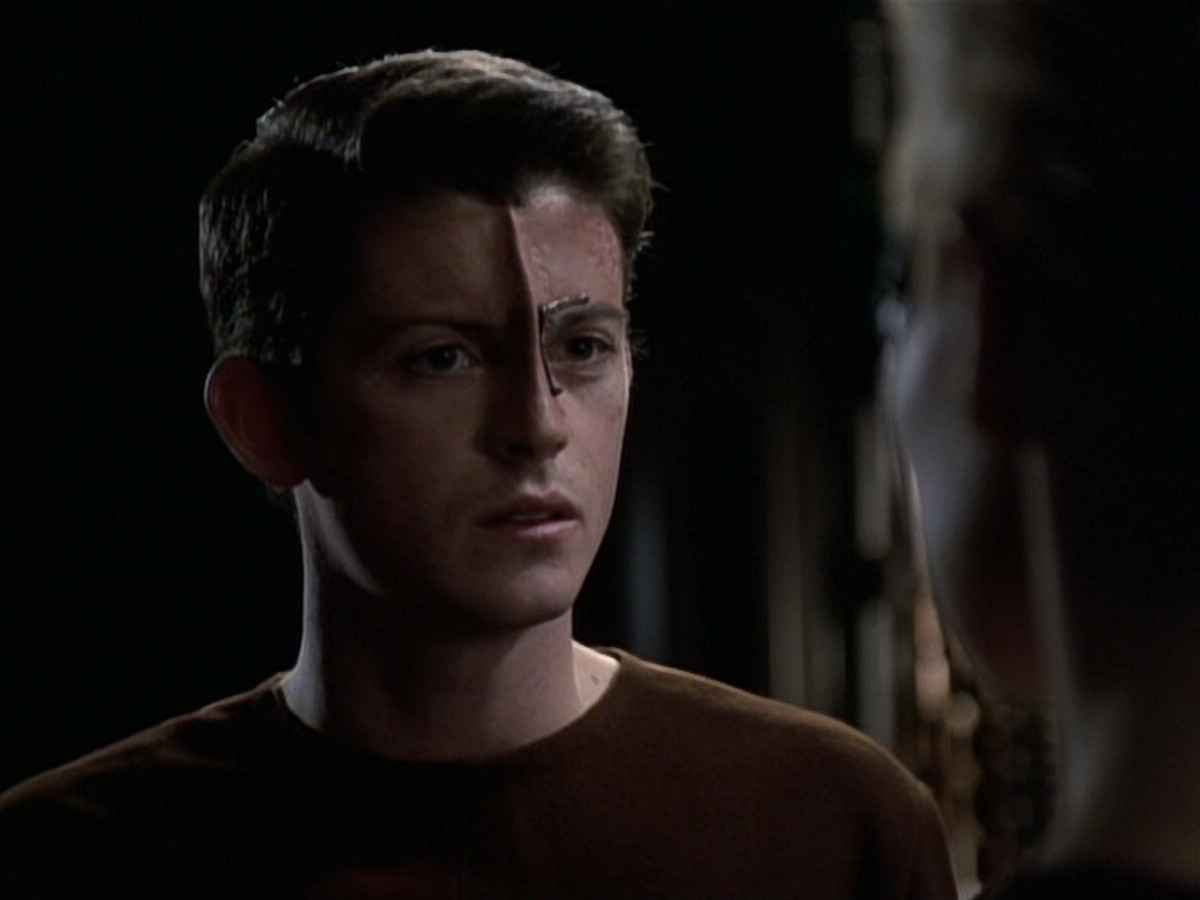 extant_StarTrek_VOY_6x19-ChildsPlay_00703.jpg