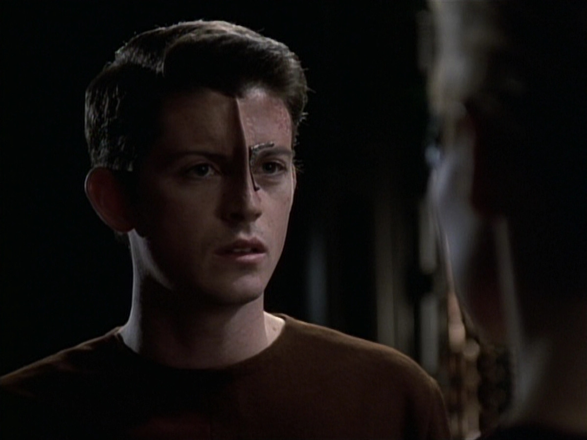 extant_StarTrek_VOY_6x19-ChildsPlay_00704.jpg