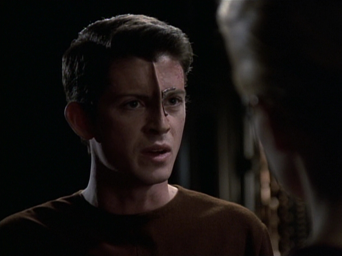 extant_StarTrek_VOY_6x19-ChildsPlay_00748.jpg