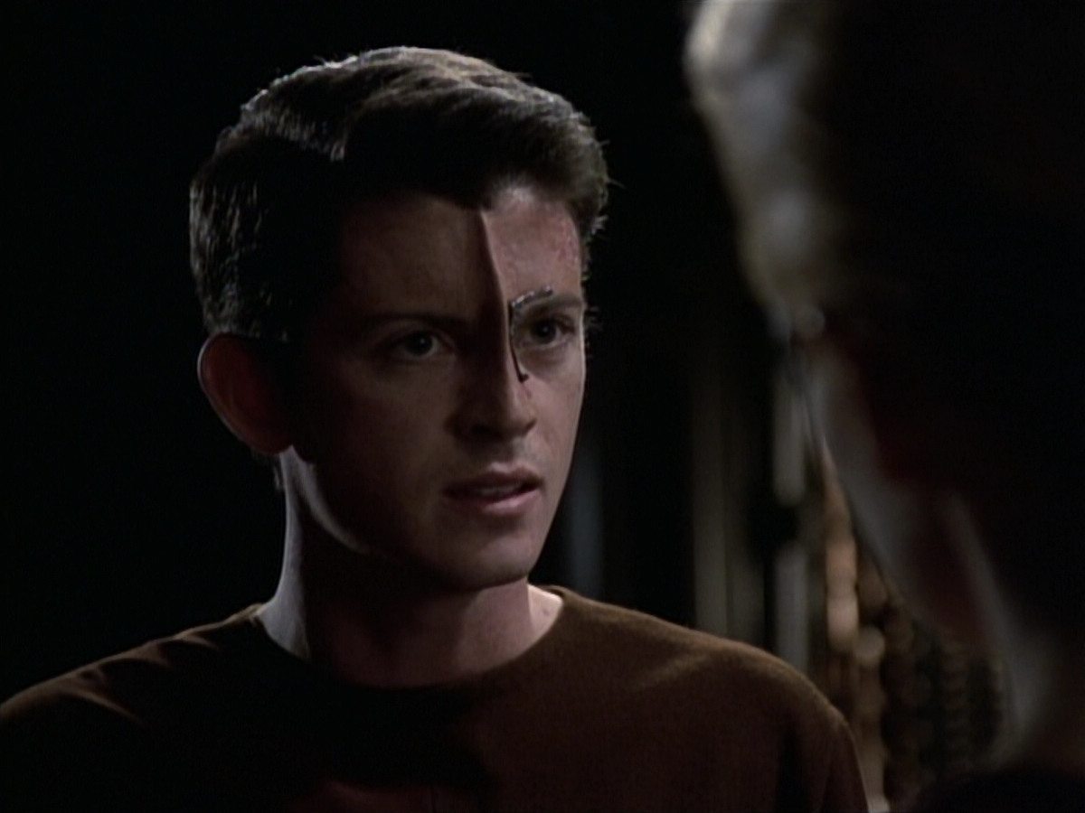 extant_StarTrek_VOY_6x19-ChildsPlay_00749.jpg