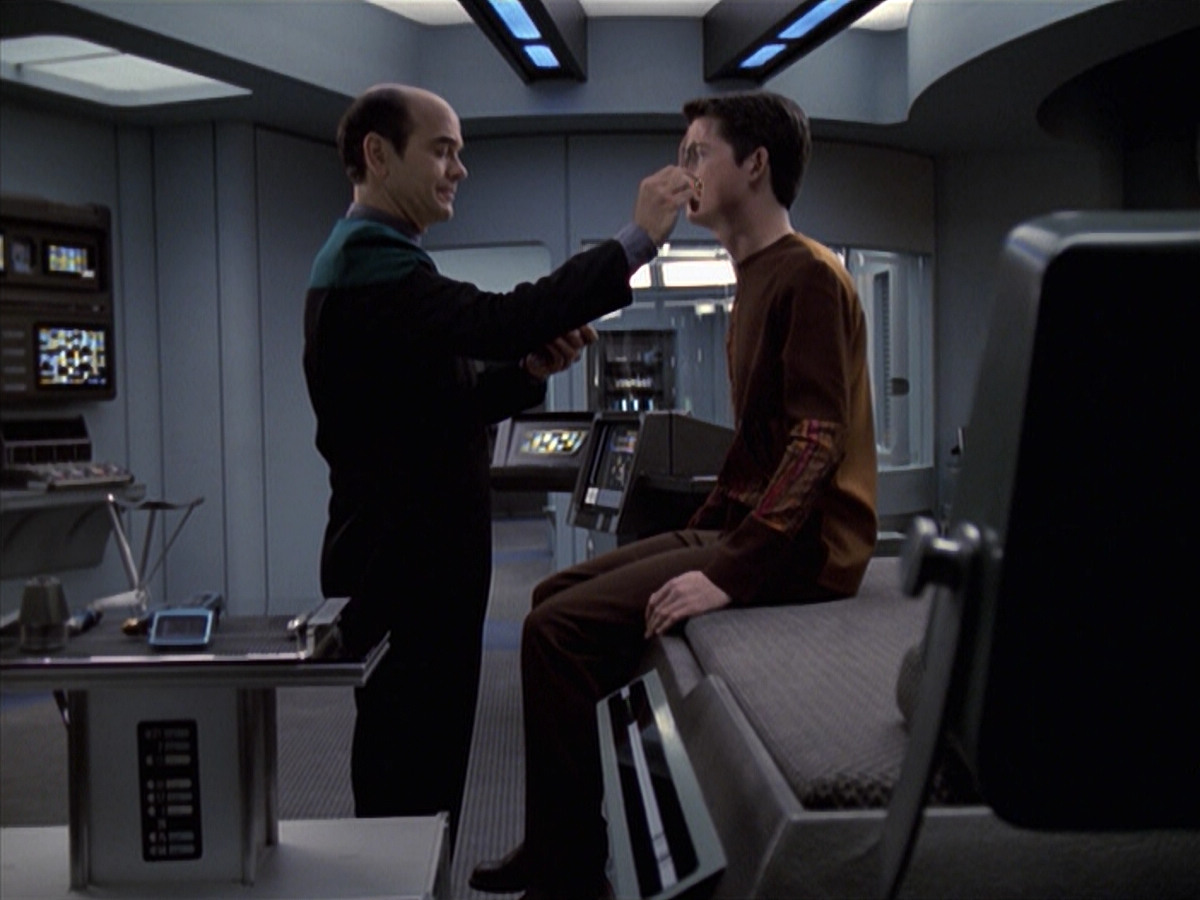 extant_StarTrek_VOY_6x19-ChildsPlay_00843.jpg