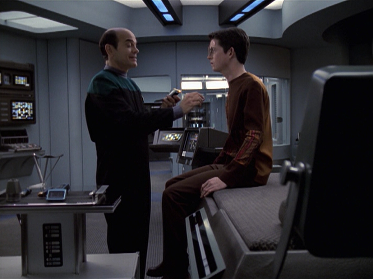 extant_StarTrek_VOY_6x19-ChildsPlay_00847.jpg