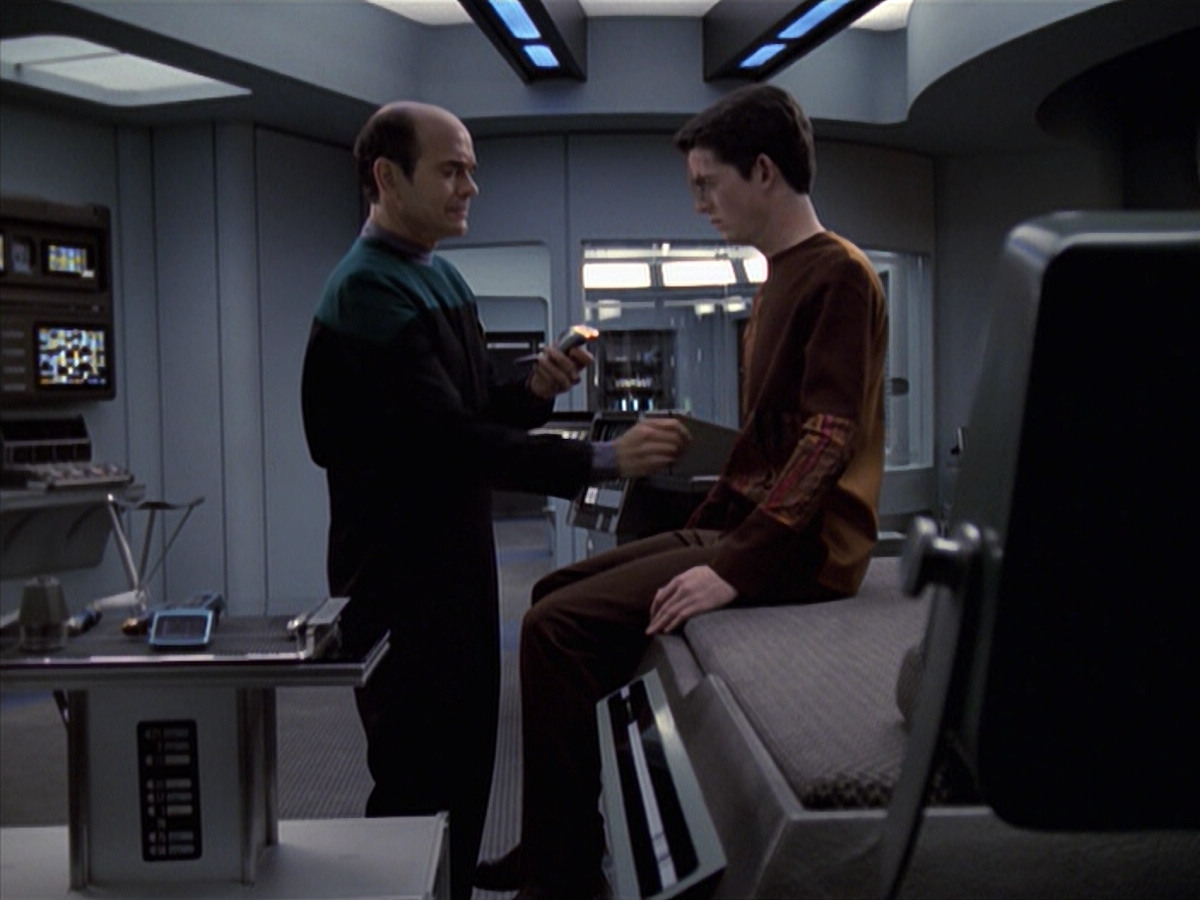 extant_StarTrek_VOY_6x19-ChildsPlay_00858.jpg