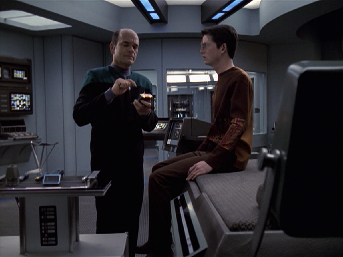 extant_StarTrek_VOY_6x19-ChildsPlay_00859.jpg