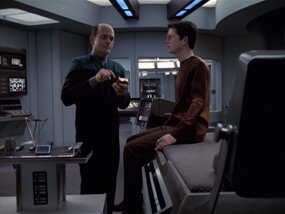 extant_StarTrek_VOY_6x19-ChildsPlay_00860.jpg