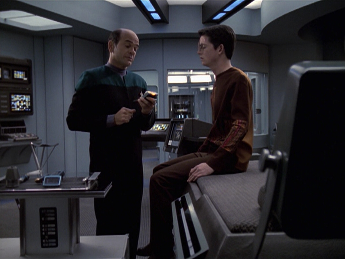 extant_StarTrek_VOY_6x19-ChildsPlay_00863.jpg