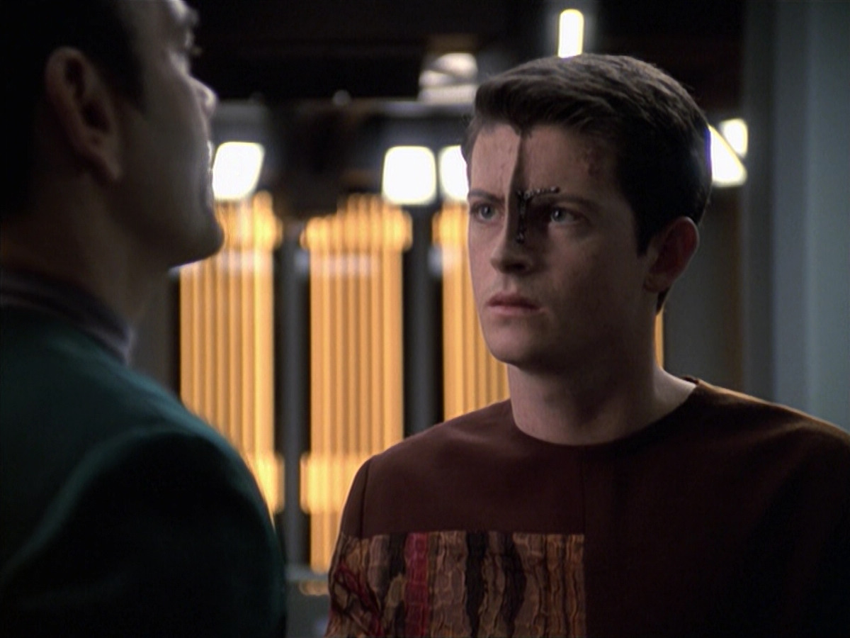 extant_StarTrek_VOY_6x19-ChildsPlay_00875.jpg
