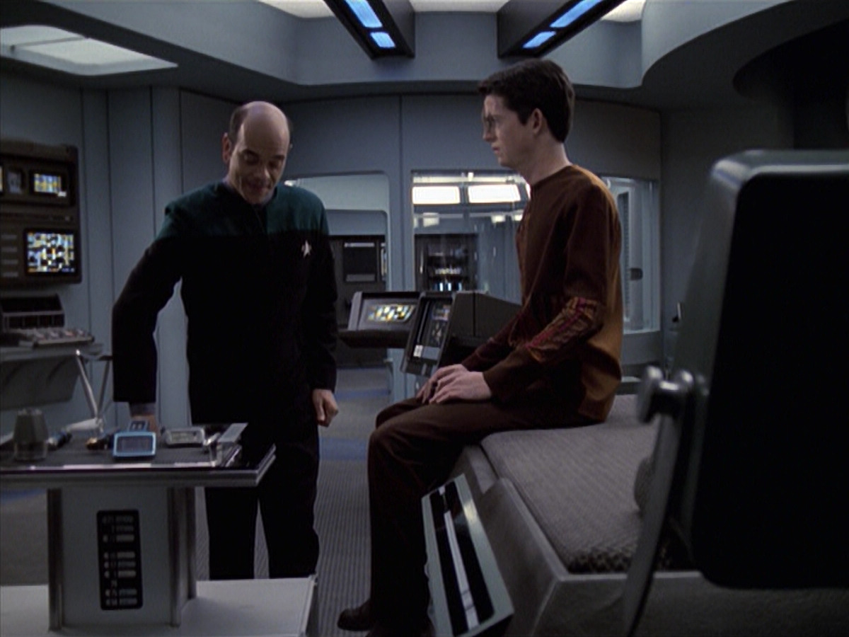 extant_StarTrek_VOY_6x19-ChildsPlay_00889.jpg