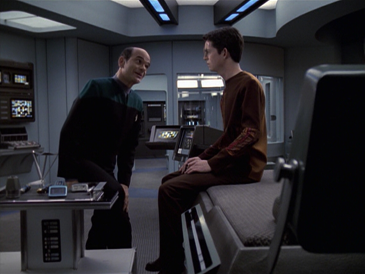 extant_StarTrek_VOY_6x19-ChildsPlay_00892.jpg