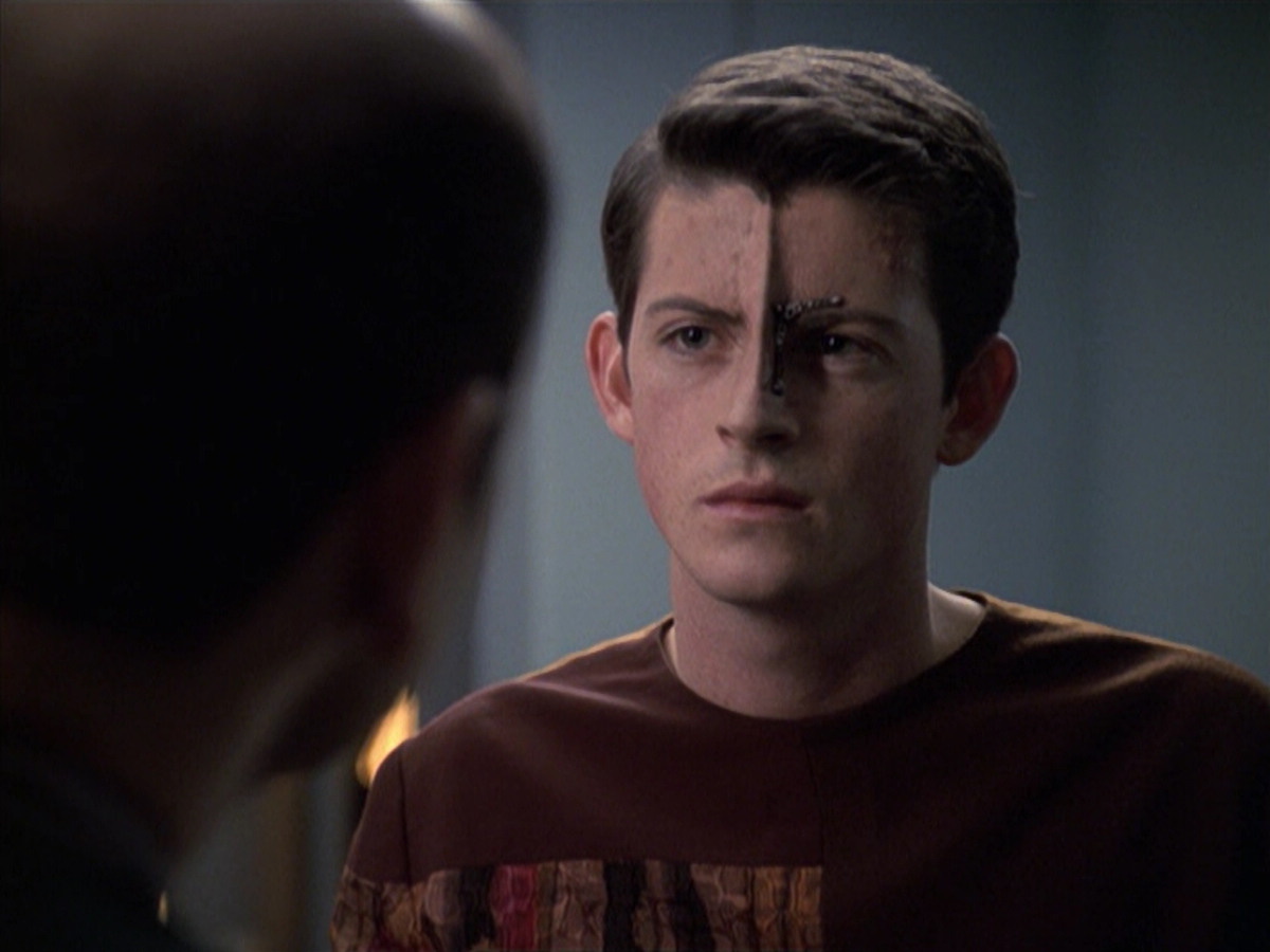 extant_StarTrek_VOY_6x19-ChildsPlay_00900.jpg