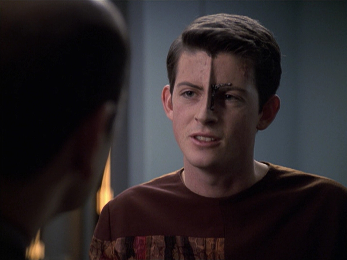 extant_StarTrek_VOY_6x19-ChildsPlay_00901.jpg