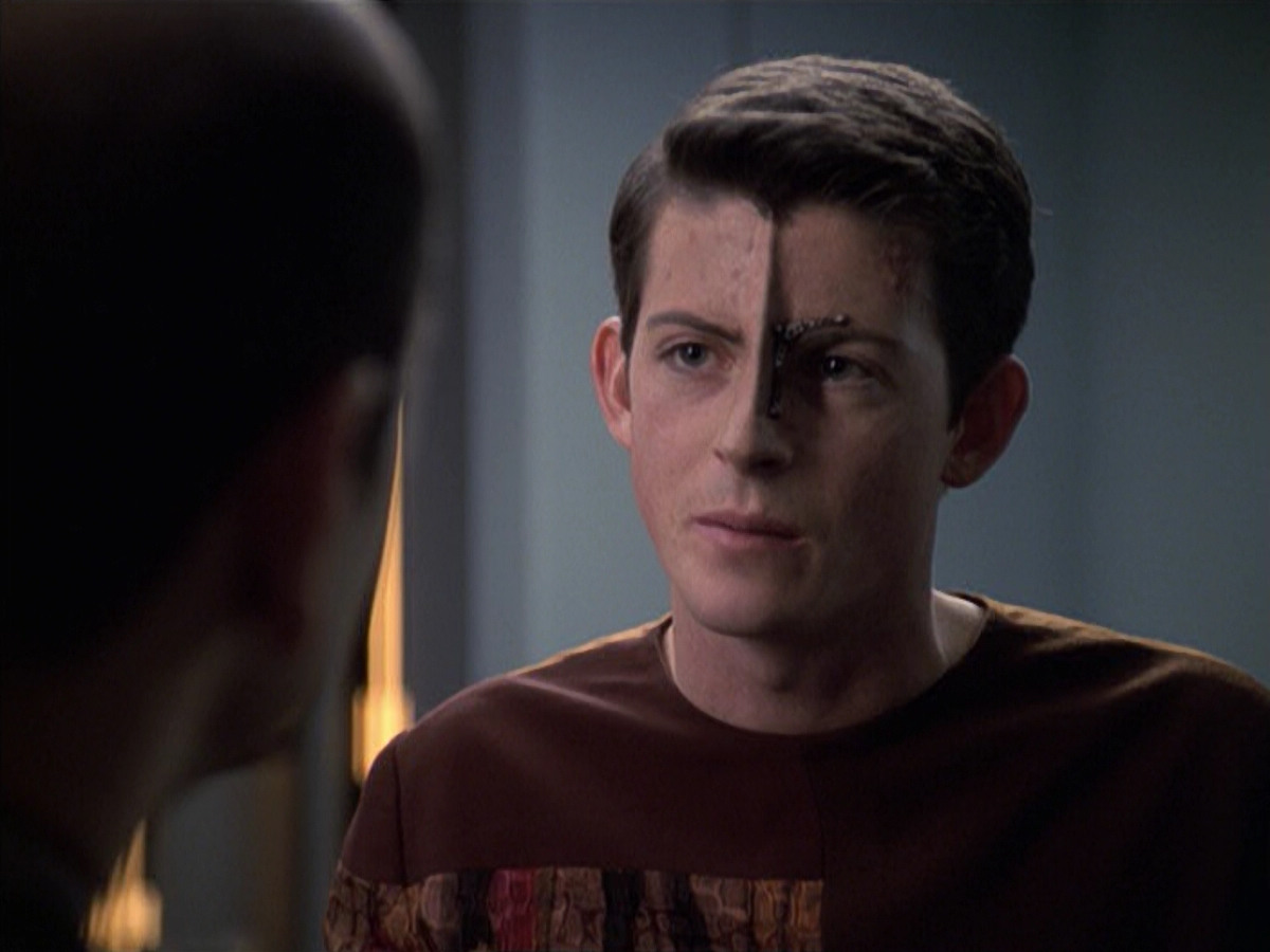 extant_StarTrek_VOY_6x19-ChildsPlay_00903.jpg