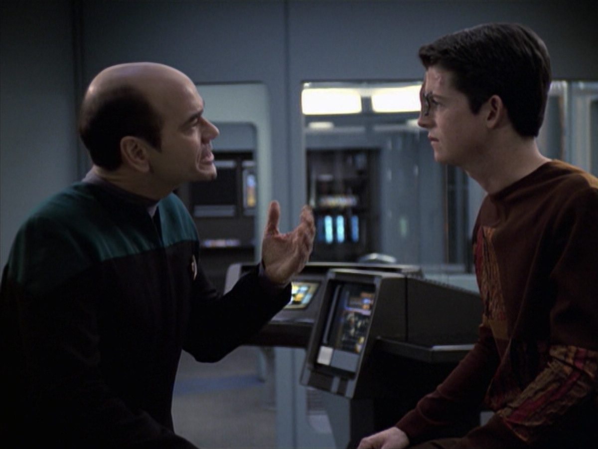 extant_StarTrek_VOY_6x19-ChildsPlay_00919.jpg