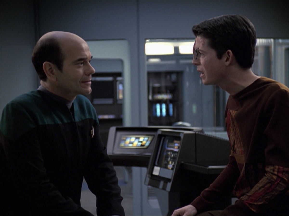 extant_StarTrek_VOY_6x19-ChildsPlay_00934.jpg