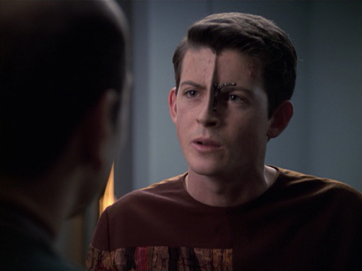 extant_StarTrek_VOY_6x19-ChildsPlay_00940.jpg