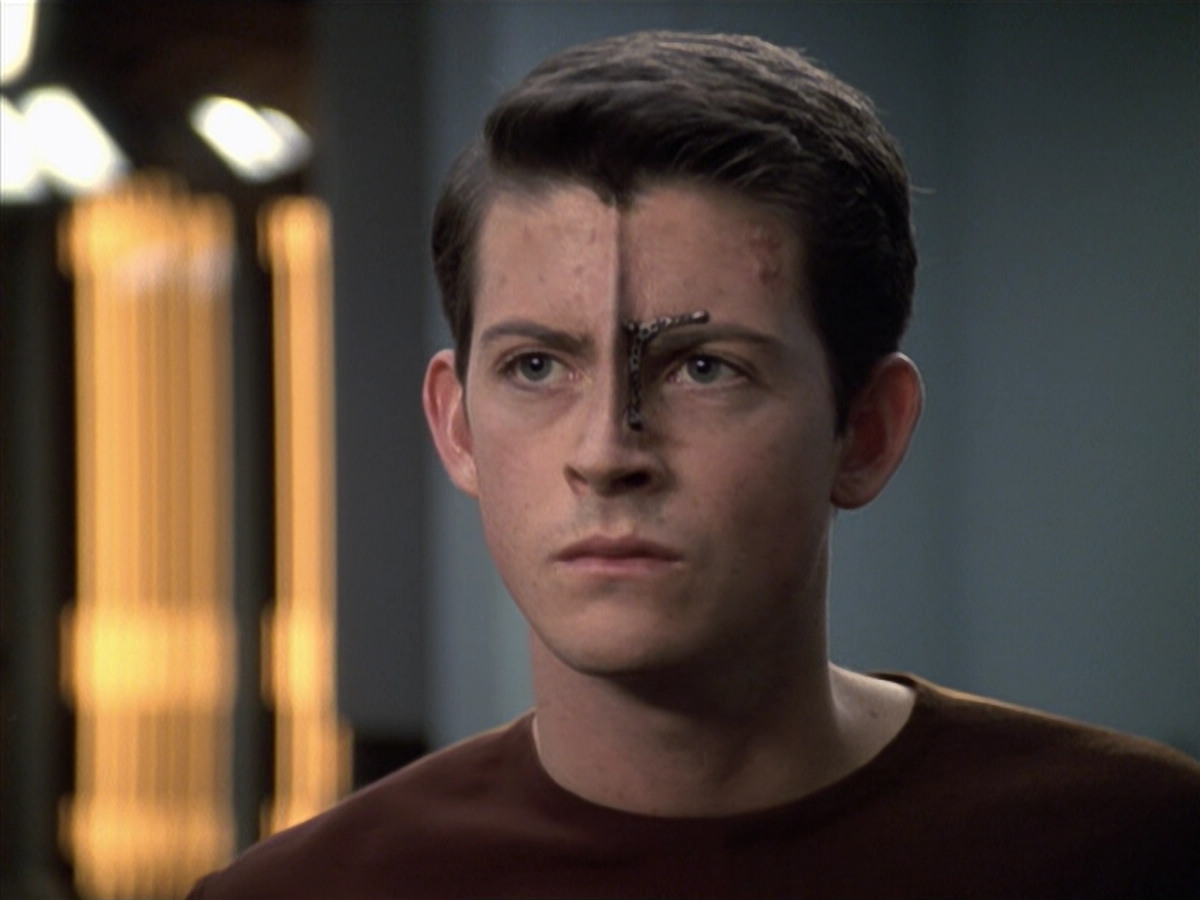 extant_StarTrek_VOY_6x19-ChildsPlay_00975.jpg