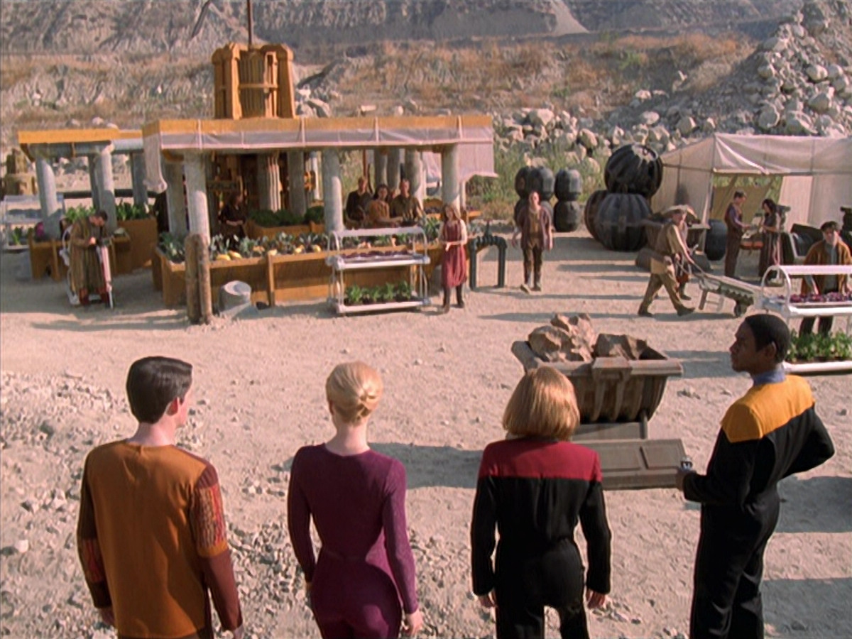 extant_StarTrek_VOY_6x19-ChildsPlay_01016.jpg