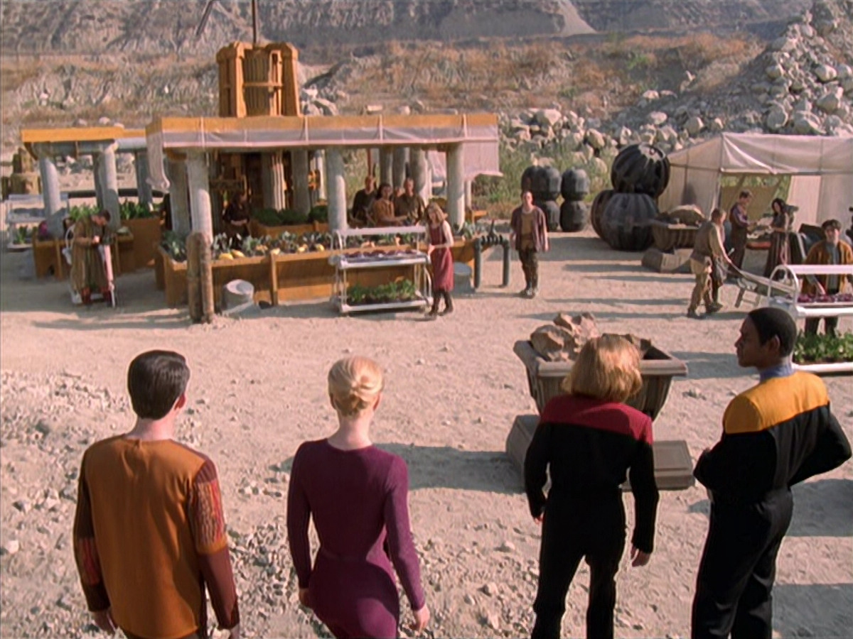 extant_StarTrek_VOY_6x19-ChildsPlay_01017.jpg