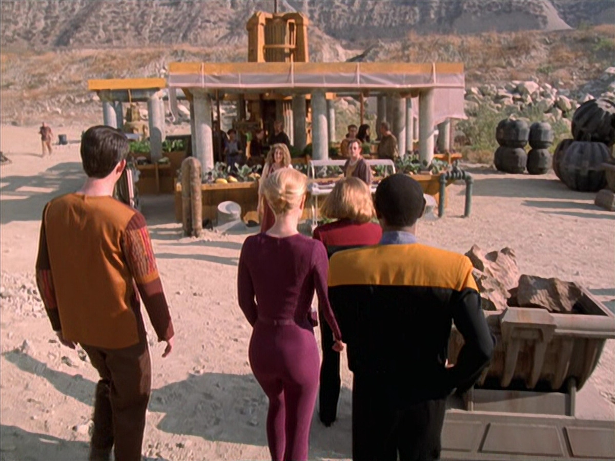 extant_StarTrek_VOY_6x19-ChildsPlay_01022.jpg