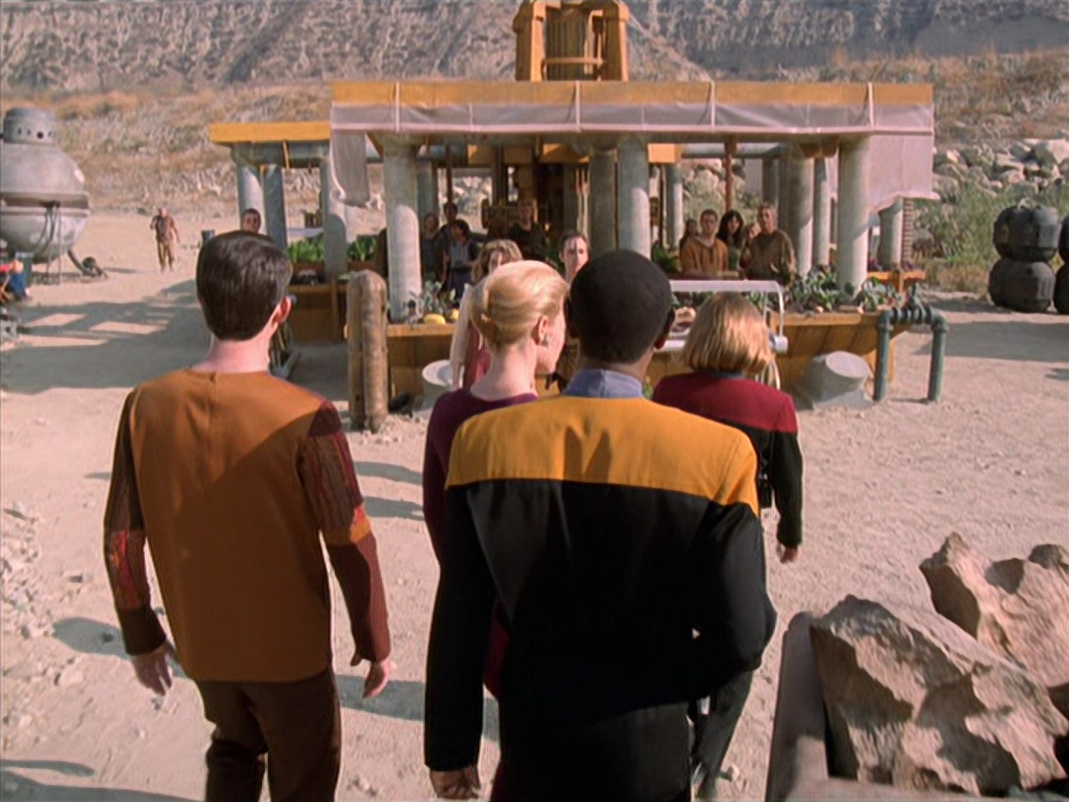 extant_StarTrek_VOY_6x19-ChildsPlay_01024.jpg