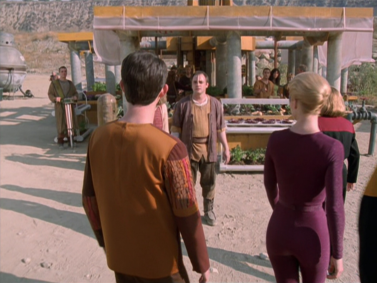 extant_StarTrek_VOY_6x19-ChildsPlay_01027.jpg