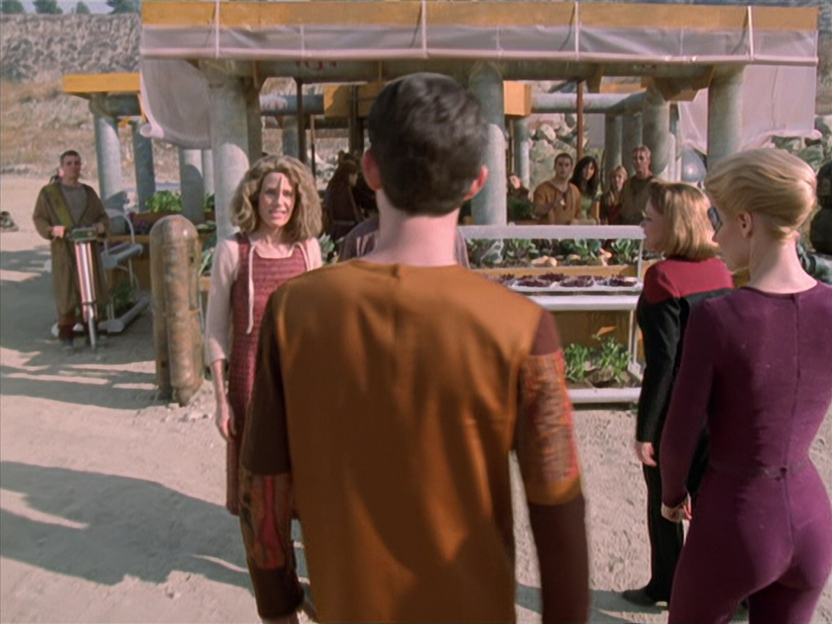 extant_StarTrek_VOY_6x19-ChildsPlay_01028.jpg