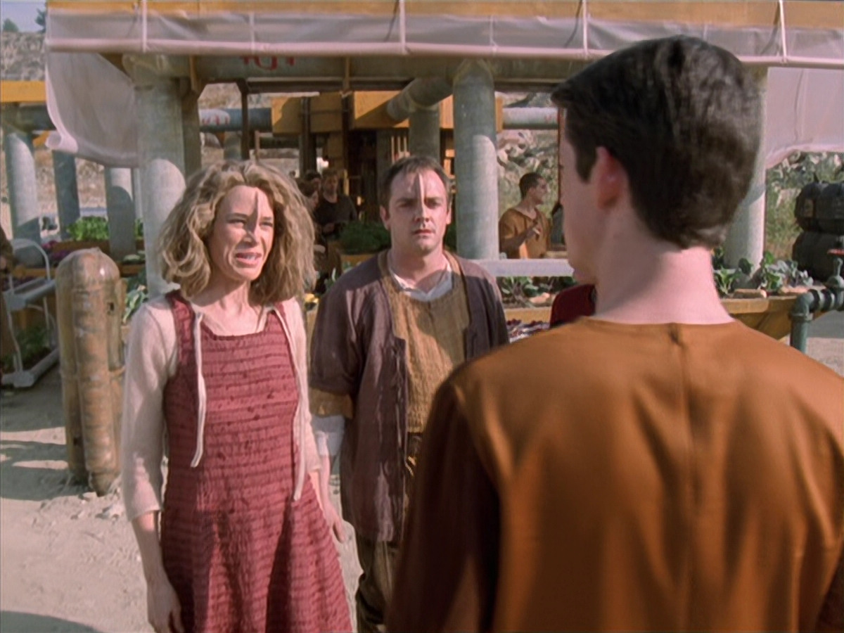 extant_StarTrek_VOY_6x19-ChildsPlay_01030.jpg