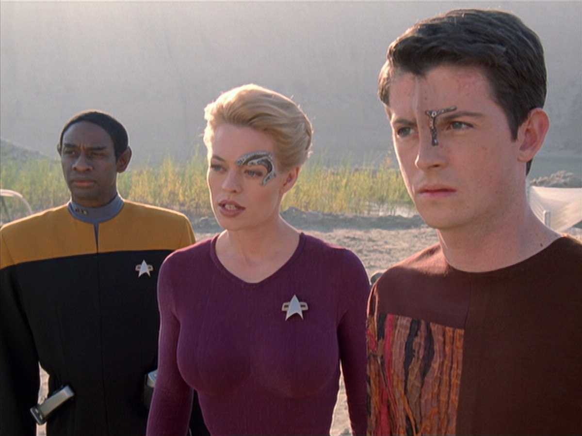 extant_StarTrek_VOY_6x19-ChildsPlay_01035.jpg
