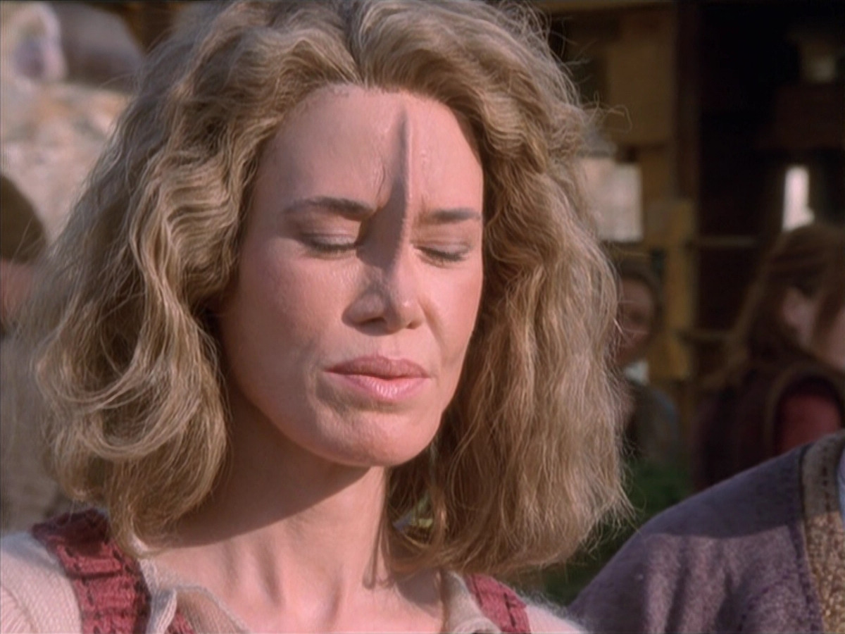 extant_StarTrek_VOY_6x19-ChildsPlay_01084.jpg