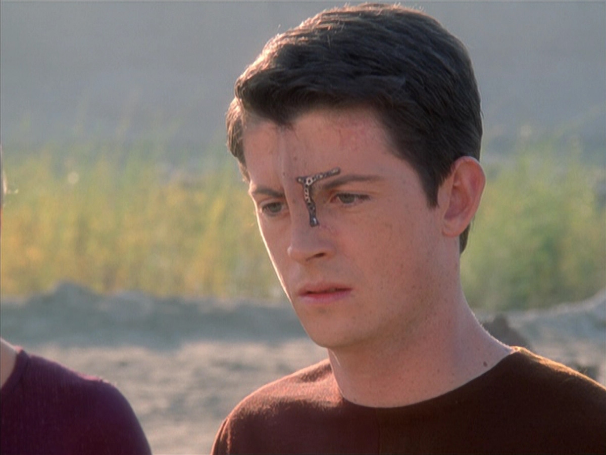extant_StarTrek_VOY_6x19-ChildsPlay_01088.jpg