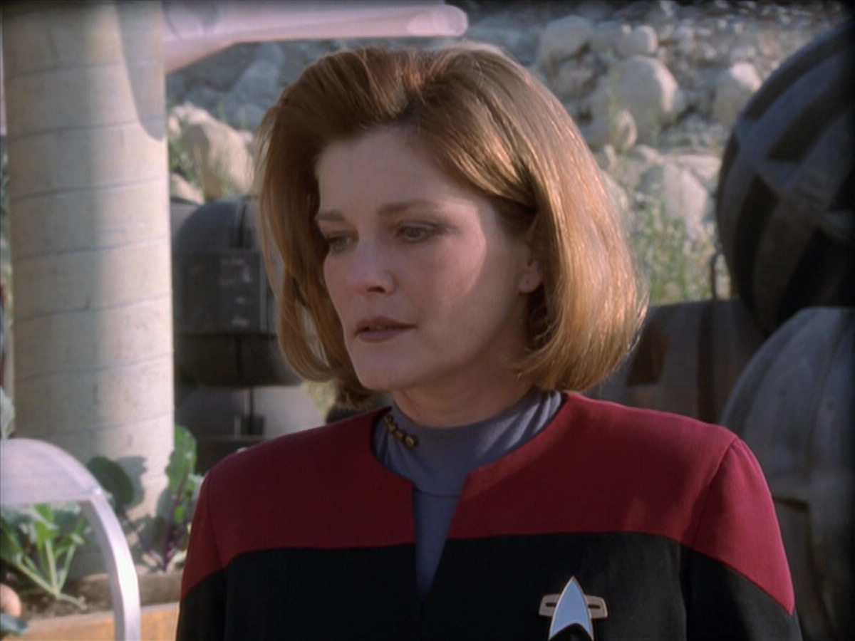 extant_StarTrek_VOY_6x19-ChildsPlay_01125.jpg
