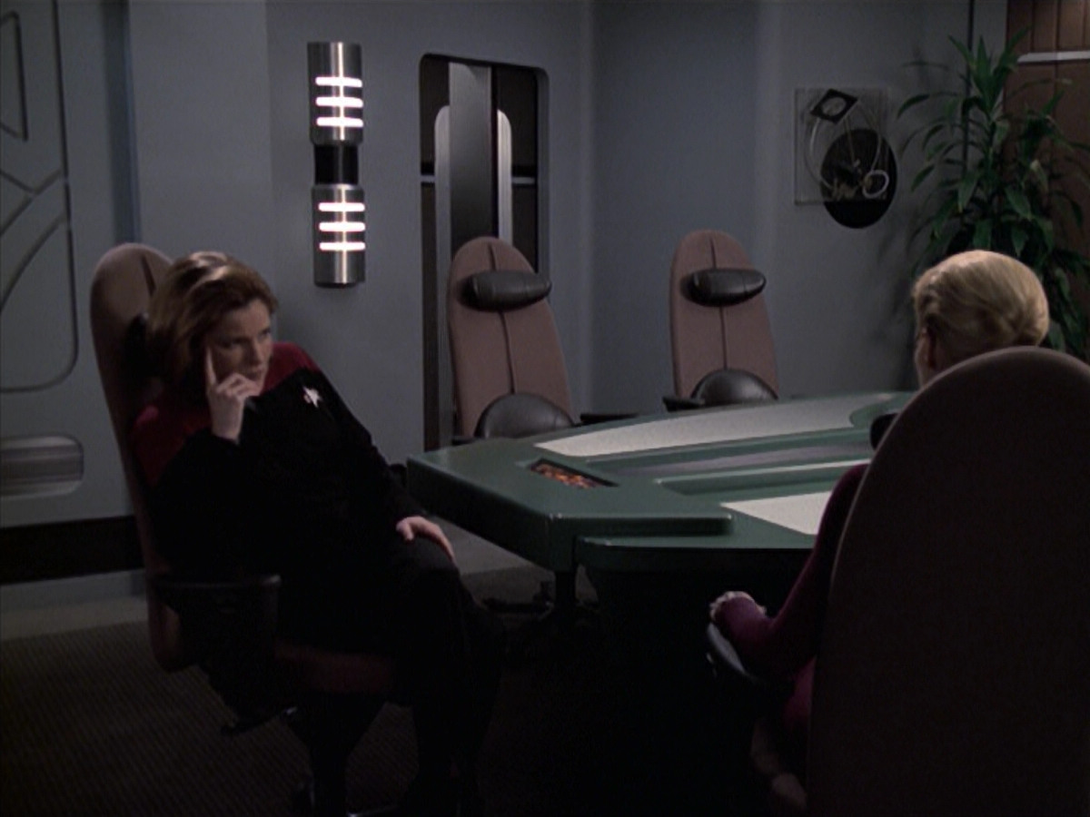 extant_StarTrek_VOY_6x19-ChildsPlay_01131.jpg