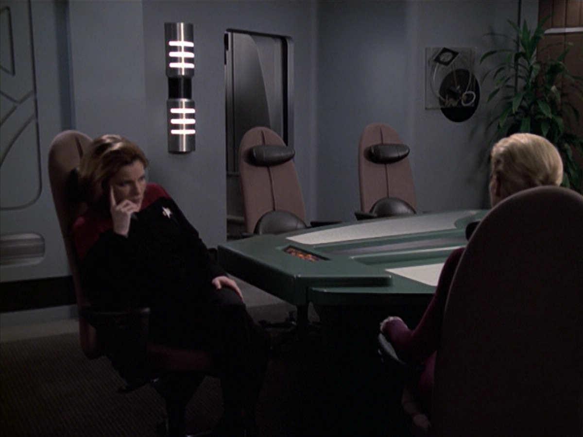 extant_StarTrek_VOY_6x19-ChildsPlay_01132.jpg