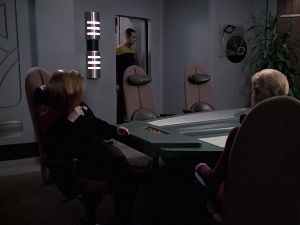extant_StarTrek_VOY_6x19-ChildsPlay_01133.jpg