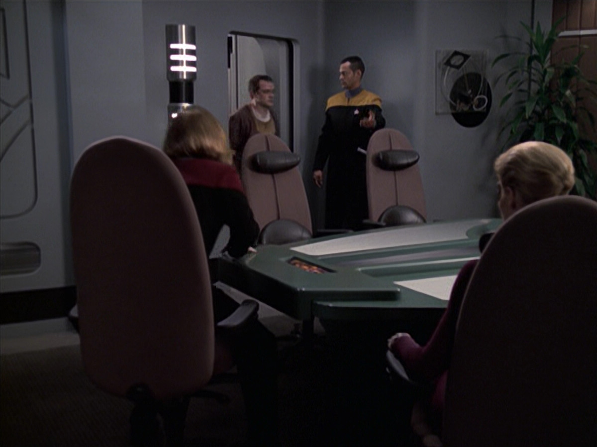 extant_StarTrek_VOY_6x19-ChildsPlay_01136.jpg