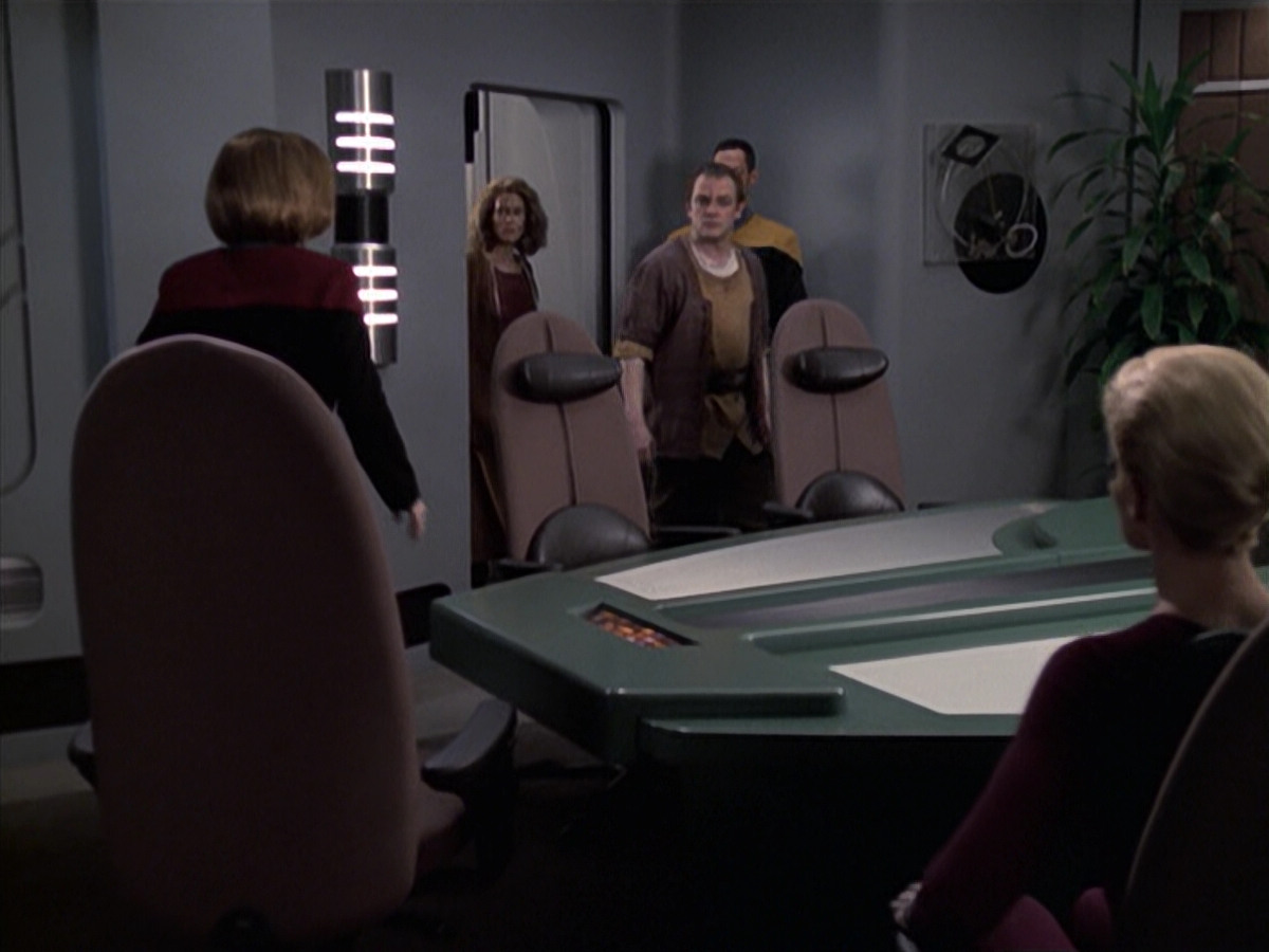 extant_StarTrek_VOY_6x19-ChildsPlay_01138.jpg