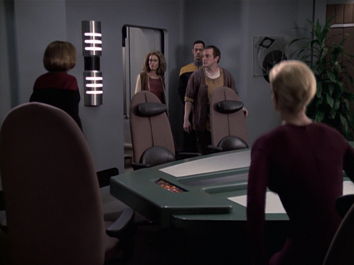extant_StarTrek_VOY_6x19-ChildsPlay_01139.jpg