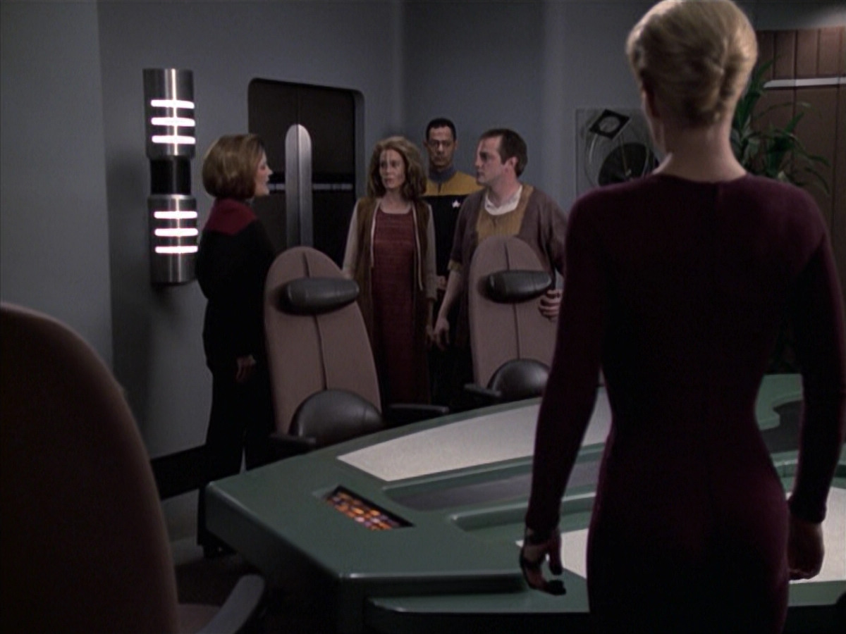 extant_StarTrek_VOY_6x19-ChildsPlay_01142.jpg