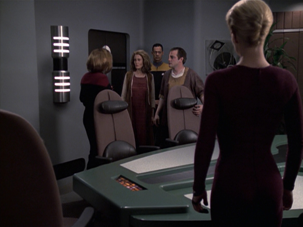 extant_StarTrek_VOY_6x19-ChildsPlay_01143.jpg