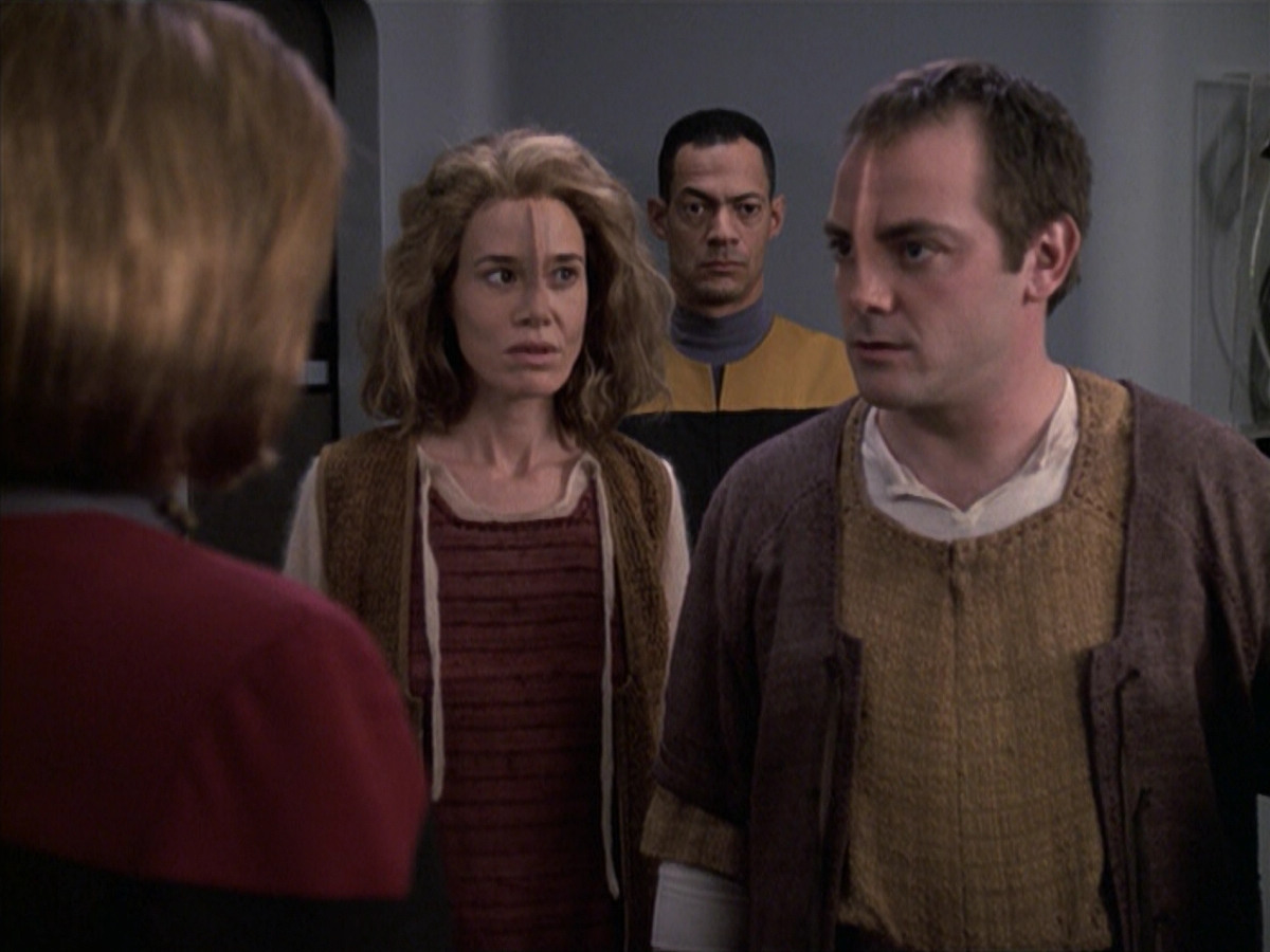 extant_StarTrek_VOY_6x19-ChildsPlay_01148.jpg