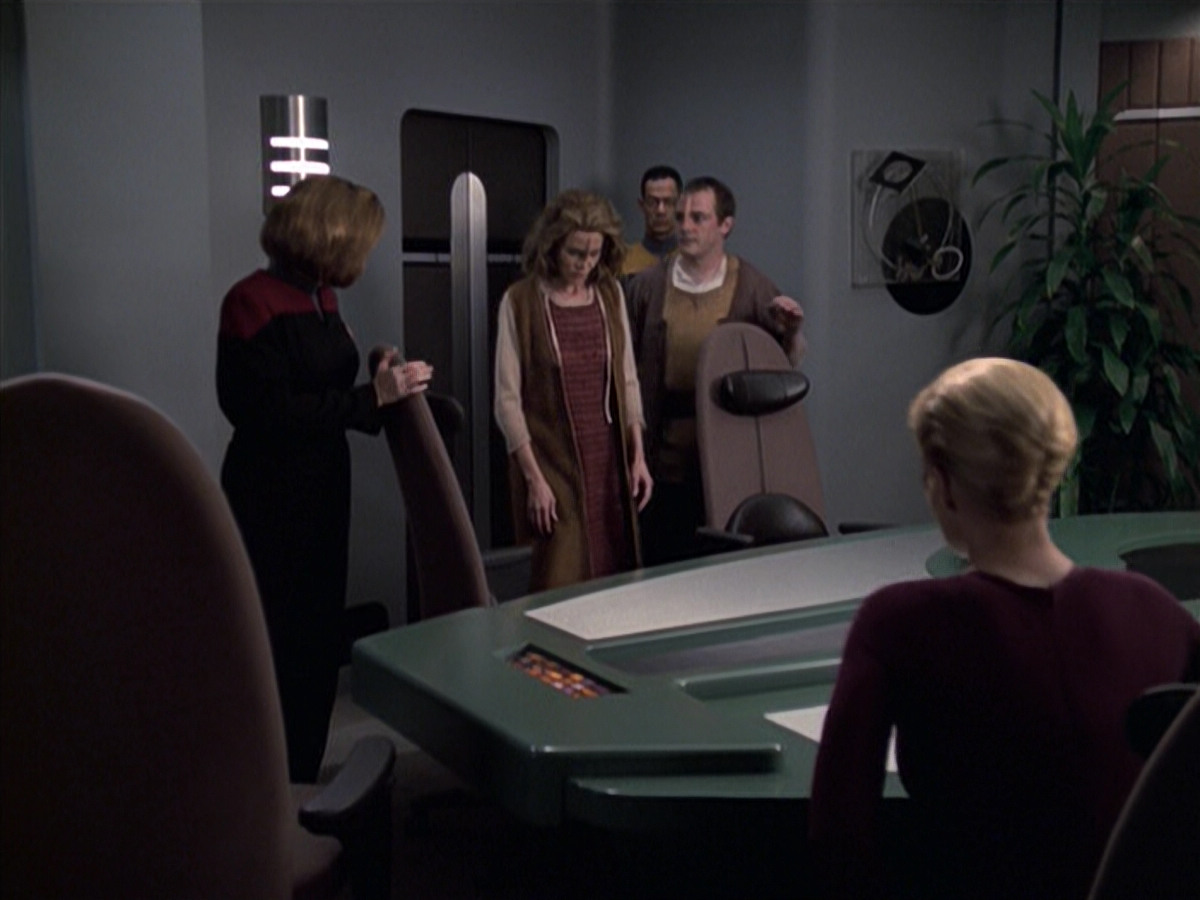 extant_StarTrek_VOY_6x19-ChildsPlay_01160.jpg