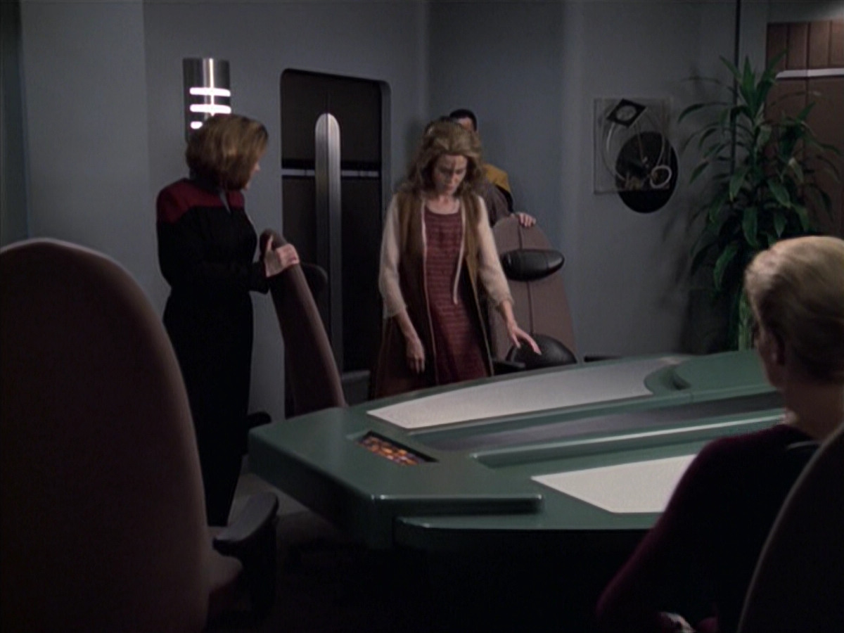 extant_StarTrek_VOY_6x19-ChildsPlay_01161.jpg