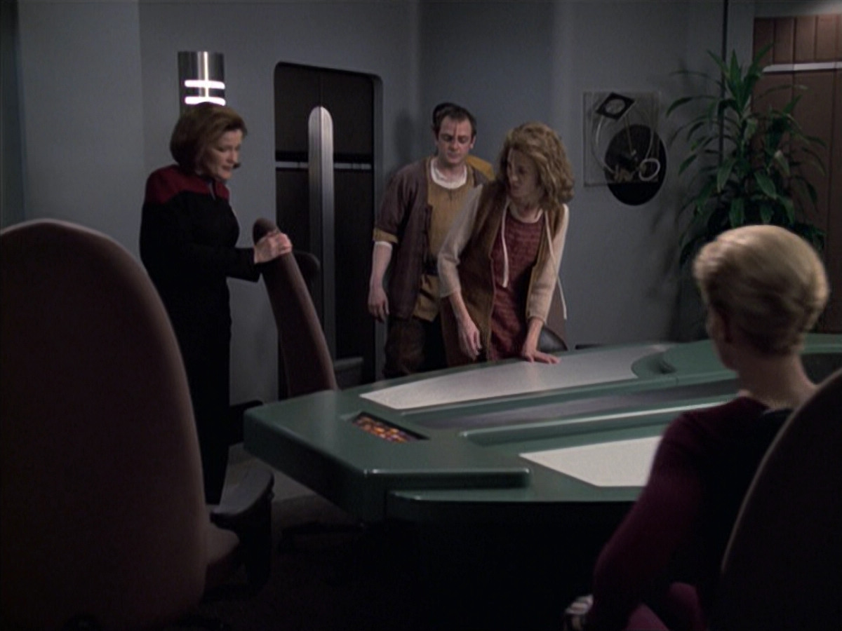 extant_StarTrek_VOY_6x19-ChildsPlay_01162.jpg