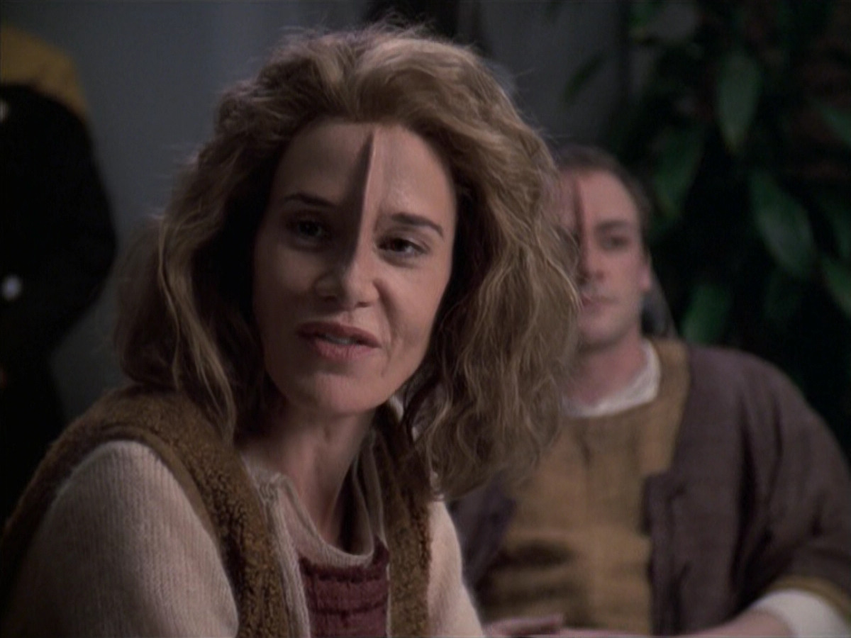 extant_StarTrek_VOY_6x19-ChildsPlay_01170.jpg
