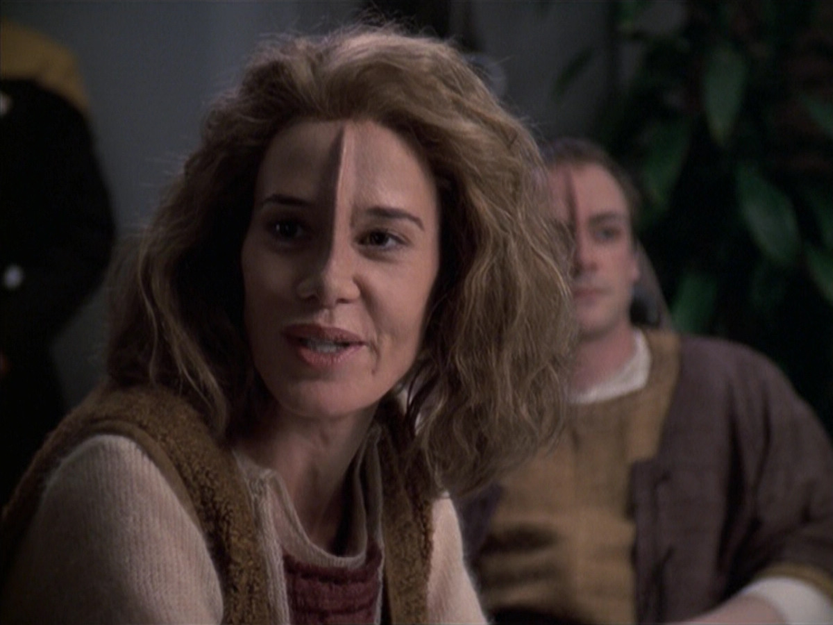 extant_StarTrek_VOY_6x19-ChildsPlay_01172.jpg