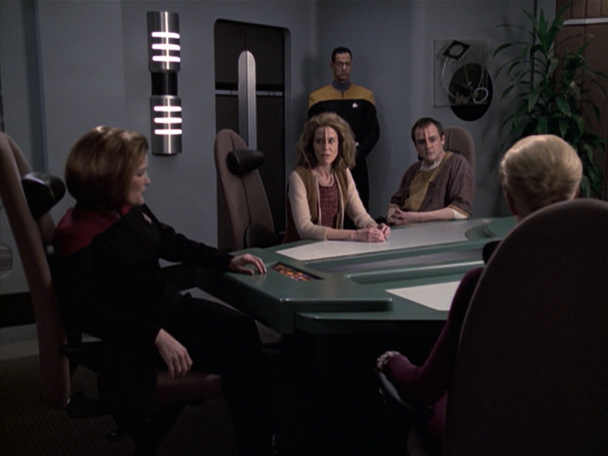 extant_StarTrek_VOY_6x19-ChildsPlay_01190.jpg